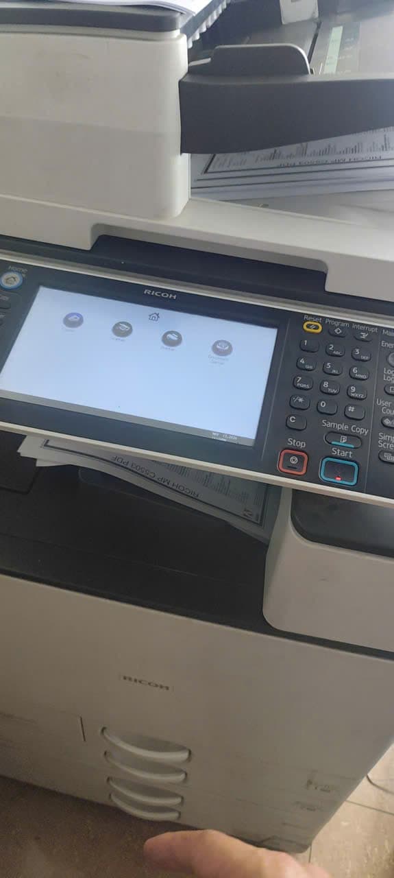 Kỹ thuật viên TechPrint kiểm tra máy photocopy Ricoh trước khi giao